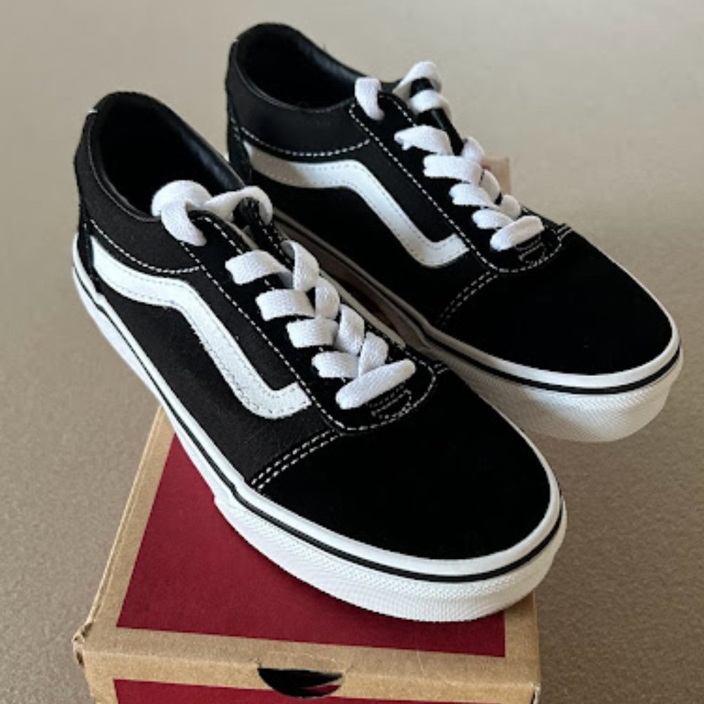 Vans Unisex Low-top Ward Sneaker  (Suede/Canvas) Black/White  Youth Size 1